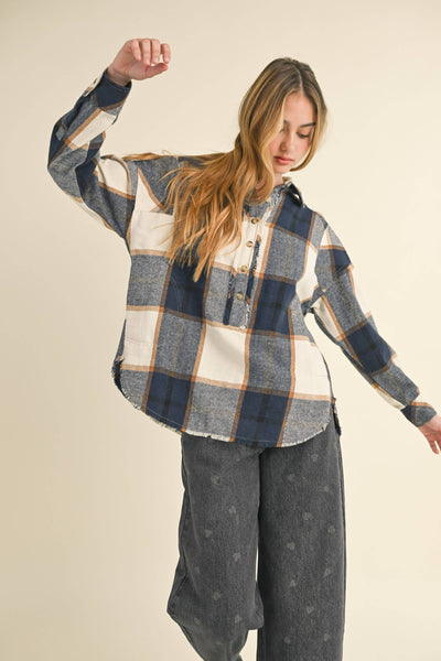 PLAID PATTERN PULLOVER TOP WITH POCKET: NAVY PLAID