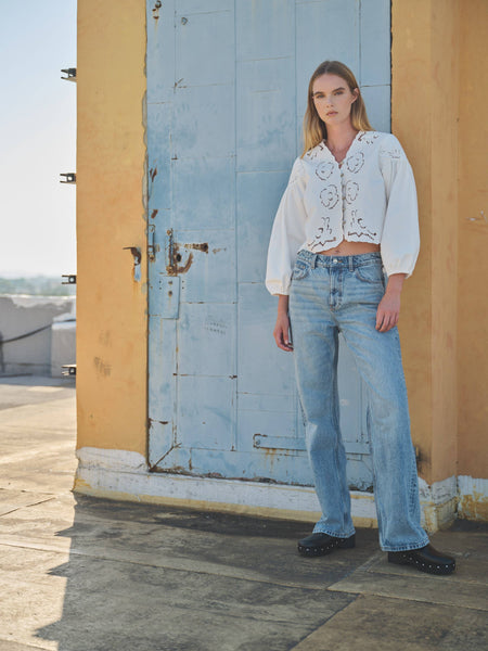 DENIM EMBROIDERY VOLUME SLEEVE BLOUSE TOP: OFF WHITE