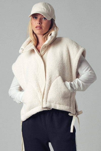 Quilted Collar Boxy Sherpa Vest: IVORY
