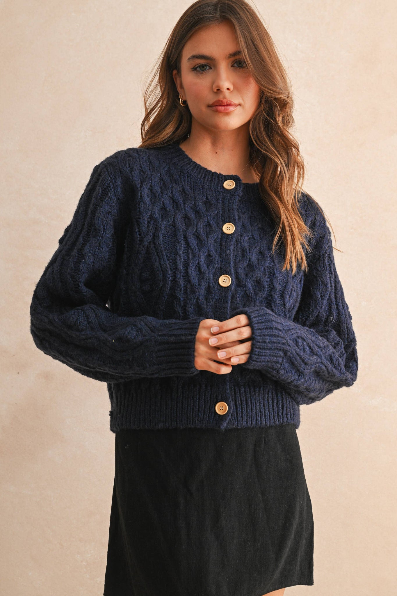 BUTTON FRONT CABLE KNITTED CARDIGAN: NAVY