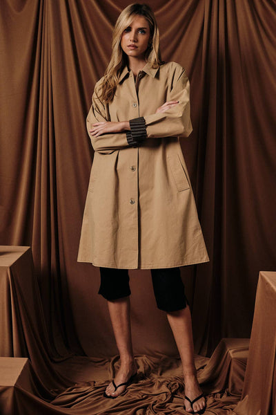LONG SLEEVE BUTTON DOWN LIGHT WEIGHT TRENCH COAT WITH STRIPE: TAN