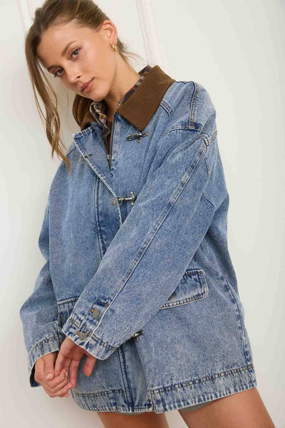 CONTRAST COLLAR LATCH HOOK WASHED DENIM JACKET: DENIM