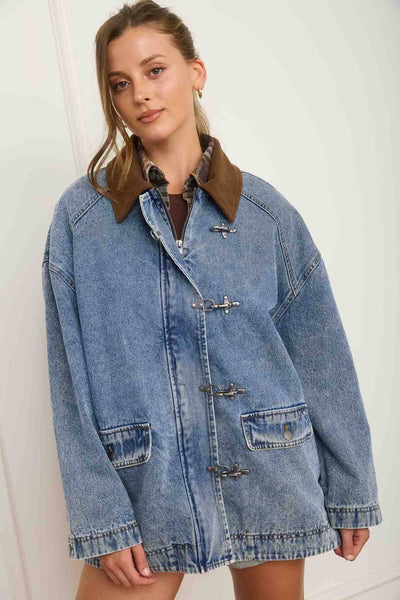 CONTRAST COLLAR LATCH HOOK WASHED DENIM JACKET: DENIM