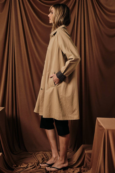 LONG SLEEVE BUTTON DOWN LIGHT WEIGHT TRENCH COAT WITH STRIPE: TAN