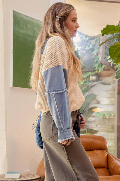 CONTRAST DENIM SLEEVE CREWNECK KNIT SWEATER: NATURAL