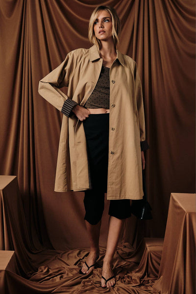 LONG SLEEVE BUTTON DOWN LIGHT WEIGHT TRENCH COAT WITH STRIPE: TAN