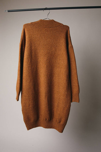 V-NECK LONG SLEEVE TUNIC SWEATER DRESS: CAMEL
