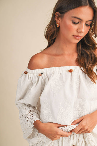 OFF SHOULDER TOP AND SHORTS SET: OFF WHITE