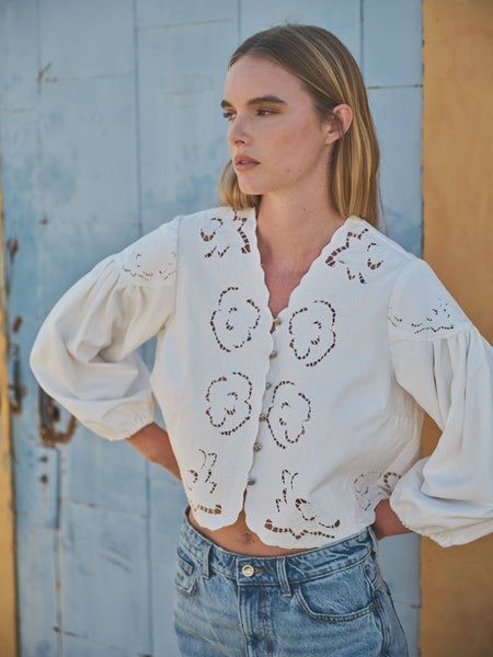 DENIM EMBROIDERY VOLUME SLEEVE BLOUSE TOP: OFF WHITE