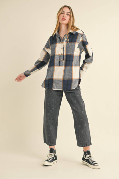 PLAID PATTERN PULLOVER TOP WITH POCKET: NAVY PLAID