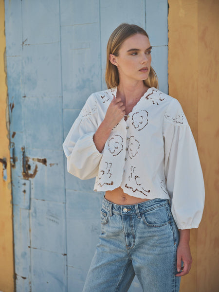 DENIM EMBROIDERY VOLUME SLEEVE BLOUSE TOP: OFF WHITE