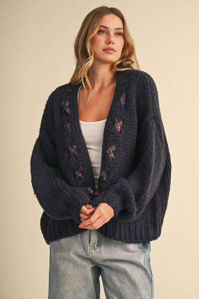 TARTAN PATTERN BRAIDED CHUNKY KNIT CARDIGAN: NAVY