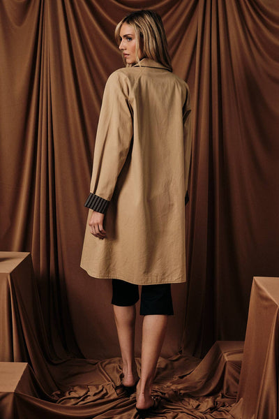 LONG SLEEVE BUTTON DOWN LIGHT WEIGHT TRENCH COAT WITH STRIPE: TAN