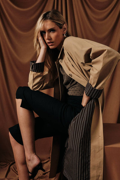 LONG SLEEVE BUTTON DOWN LIGHT WEIGHT TRENCH COAT WITH STRIPE: TAN