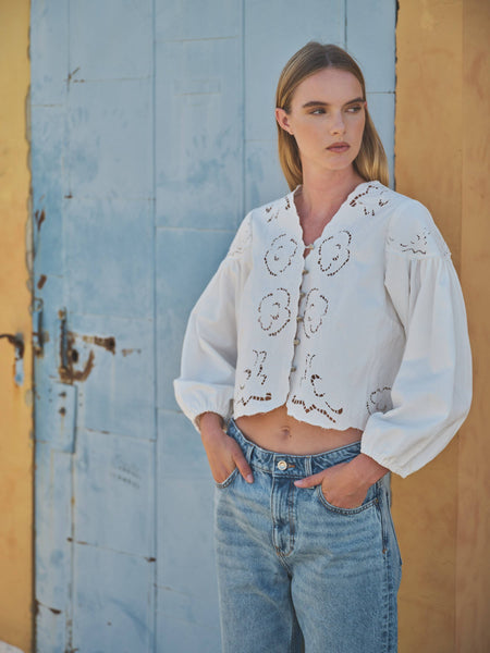 DENIM EMBROIDERY VOLUME SLEEVE BLOUSE TOP: OFF WHITE