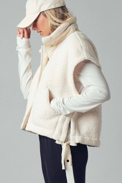 Quilted Collar Boxy Sherpa Vest: IVORY