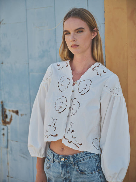 DENIM EMBROIDERY VOLUME SLEEVE BLOUSE TOP: OFF WHITE
