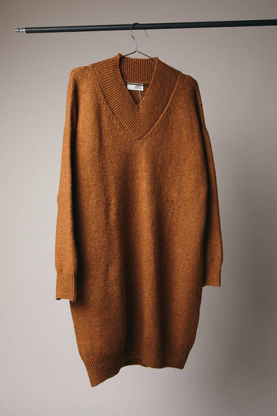 V-NECK LONG SLEEVE TUNIC SWEATER DRESS: CAMEL